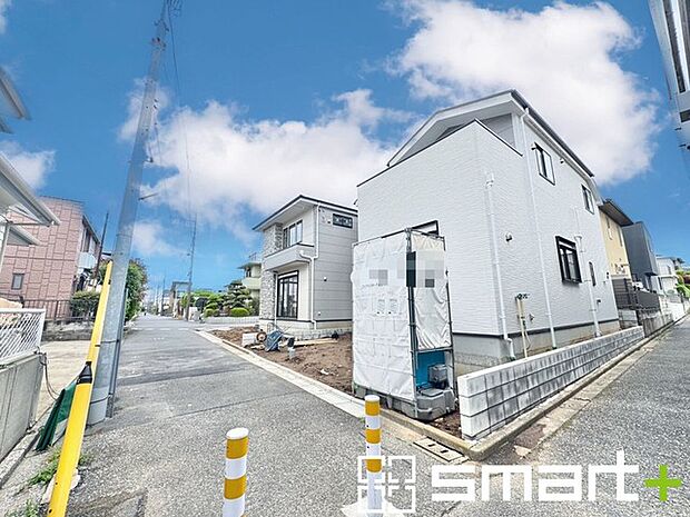 ~十分な広さのある前面道路~ ・前面道路は約4mございますので、お車でのすれ違いも可能で余計なストレスがかかりません。 ・日々お車での移動が多い方には大切なポイントですね。