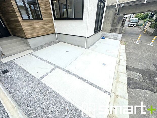~駐車場は2台分ご用意~ ・駐車場は2台分ございますので、車通勤の方や複数台お持ちの方にもお勧めのお住まいです。 ・カーポートなどのオプションもお気軽にご相談くださいませ。