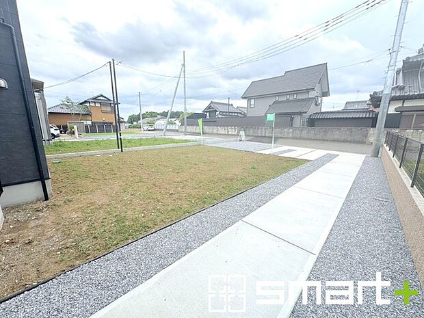 ~閑静な住宅街の立地~ ・周辺は閑静な住宅街となっておりますので、静かな暮らしをご実現いただけます。 ・前面道路の交通量も多くないので、小さなお子様がいるご家庭でもご安心ですね。
