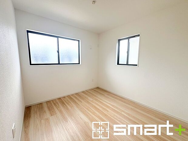 ~2面採光の明るいお部屋~ ・洋室は2面採光とする事で穏やかな陽の入る明るい空間となっております。 ・くつろぎのプライベート時間を明るい空間で穏やかにお過ごしいただけます。