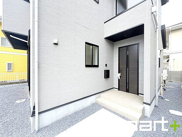 ~お住まいの顔「玄関」~ ・玄関ドアの上にはもちろん軒がございますので、雨の日でも濡れずに鍵の開閉が可能です。 ・鍵は防犯性に優れたディンプルキーを採用。
