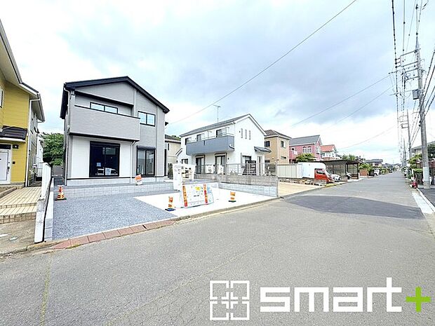 ~十分な広さのある前面道路~ ・前面道路は約6mございますので、お車でのすれ違いも楽々で余計なストレスがかかりません。 ・日々お車での移動が多い方には大切なポイントですね。