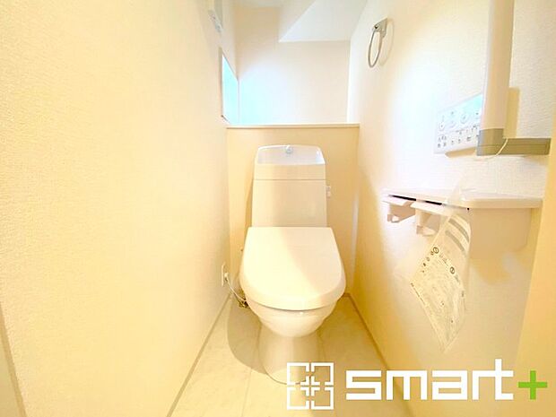 ~やはり便利なタンク式トイレ~ ・最近はタンクレストイレもございますが、タンク式の場合は停電時もお水を流すことが可能。 ・故障時なども比較的費用が安くなるなど、メリットが多くなります。