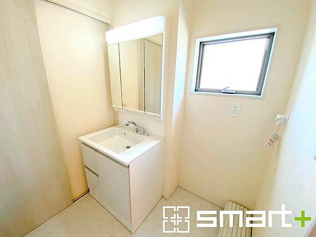 ~シャワー付き洗面台を採用~ ・洗面台の蛇口がホースで伸びシャワーとしてご利用可能。 ・朝の寝ぐせ直しなどにシャワーを使いたい時、洗面台の掃除をする際にも便利にお使いいただけますよ。