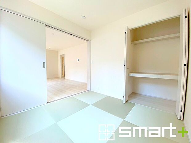 ~使い勝手の良い「和洋室」~ ・畳敷きに建具は洋風、というハイブリッド型の「和洋室」。和室と洋室の良い所を組み合わせたお部屋です。 ・やはり畳の香りは心が落ち着きますね。