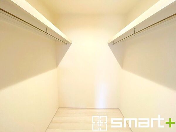 ～憧れのウォークインクローゼット～ ・居室にウォークインを設ける事で季節ものや趣味の用具などもスッキリと収納可能です。 ・ぜひ現地でその便利さをご体感くださいませ。