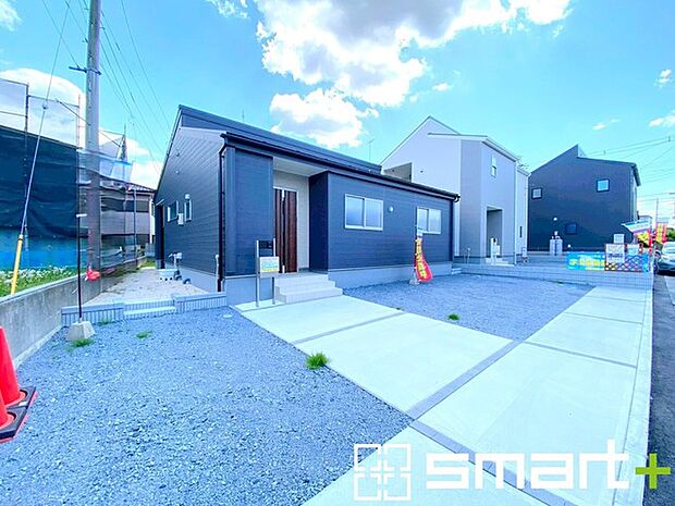 ~閑静な住宅街の立地~ ・周辺は閑静な住宅街となっておりますので、静かな暮らしをご実現いただけます。 ・前面道路の交通量も多くないので、小さなお子様がいるご家庭でもご安心ですね。