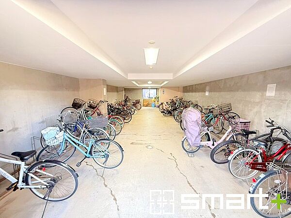 ～敷地内に駐輪場もございます～ ・もちろんですが駐輪場もございますので、自転車をご利用の方もご安心くださいませ。 ・ご内覧の際はぜひ共用部も併せてご確認ください。