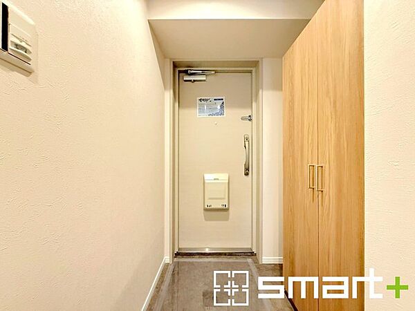 ～収納スペース充実の玄関周り～ ・圧迫感がなくスッキリ広々とした印象の玄関。 ・備え付けのシューズボックスはたっぷりしまえて玄関がスッキリ片付きますね。