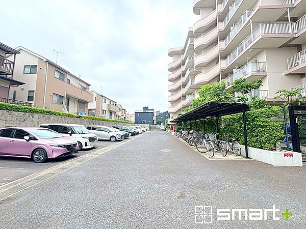 ～便利な平面駐車場～ ・広い敷地を活かした平面式の駐車場。車の出し入れが楽で利便性に優れます。 ・空き状況などもお気軽にお問い合わせくださいませ。