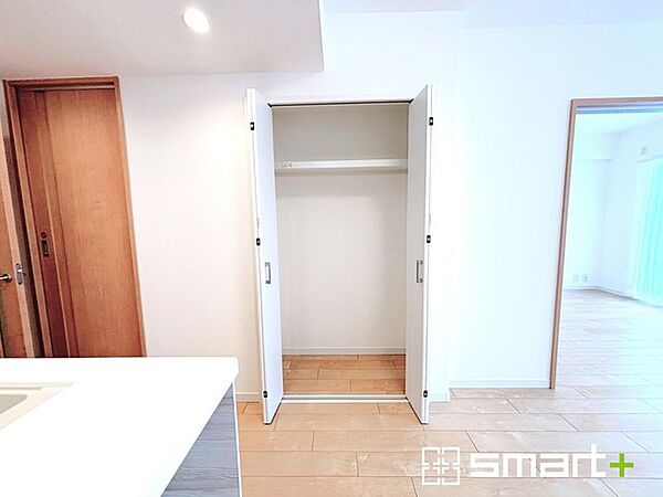 ～ちょっとした空間も有効活用～ ・廊下も無駄にせずしっかりと収納をご用意。ちょっとしたスペースも無駄にしません。 ・掃除機など意外と置場に困る物もしっかりと収納可能です。