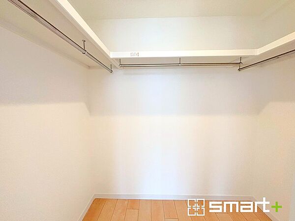～ウォークインクローゼットのあるお部屋～ ・人気のウォークインクローゼットをご用意。季節物や趣味の道具などもスッキリと収納が可能です。 ・最近流行りの収納術などもぜひご活用くださいませ。