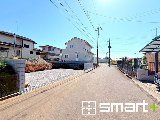 ～十分な広さのある前面道路～ ・前面道路は約5．4ｍございますので、お車でのすれ違いも楽々で余計なストレスがかかりません。 ・日々お車での移動が多い方には大切なポイントですね。 