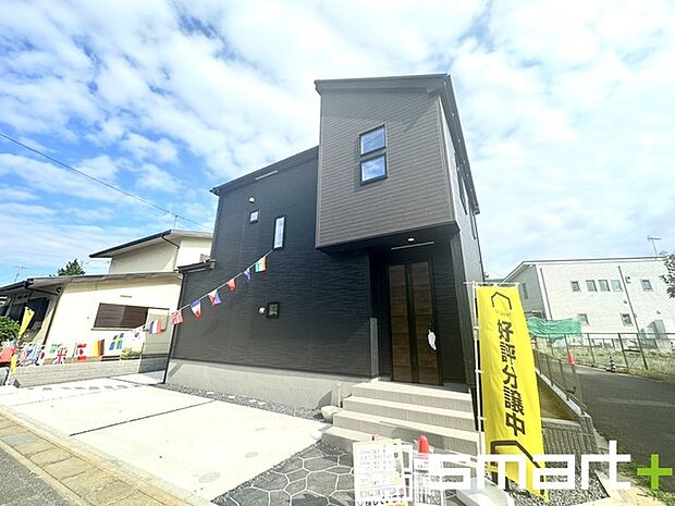 ～閑静な住宅街の立地～ ・周辺は閑静な住宅街となっておりますので、静かな暮らしをご実現いただけます。 ・前面道路の交通量も多くないので、小さなお子様がいるご家庭でもご安心ですね。 