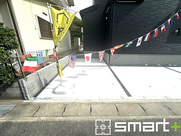 ～ゆとりあるカースペース～ ・セカンドカーや来客時にも困らないカースペース2台分。物置や駐輪スペースなどにも利用できますね。 ・カーポートなどのオプションもお気軽にご相談くださいませ。 