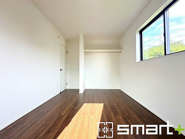 ～2面採光の明るいお部屋～ ・洋室は2面採光とする事で穏やかな陽の入る明るい空間となっております。 ・くつろぎのプライベート時間を明るい空間で穏やかにお過ごしいただけます。 