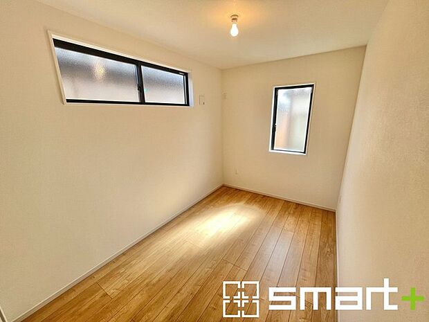 ~2面採光の明るいお部屋~ ・洋室は2面採光とする事で穏やかな陽の入る明るい空間となっております。 ・くつろぎのプライベート時間を明るい空間で穏やかにお過ごしいただけます。
