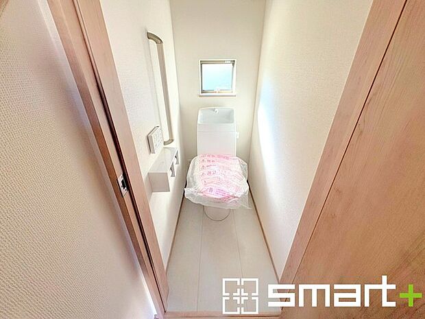 ~やはり便利なタンク式トイレ~ ・最近はタンクレストイレもございますが、タンク式の場合は停電時もお水を流すことが可能。 ・故障時なども比較的費用が安くなるなど、メリットが多くなります。