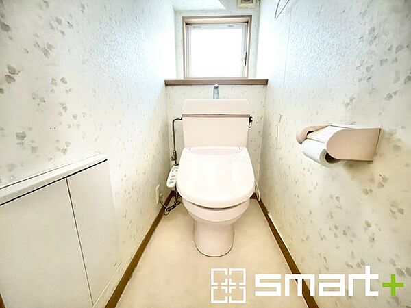 ～やはり便利なタンク式トイレ～ ・最近はタンクレストイレもございますが、タンク式の場合は停電時もお水を流すことが可能。 ・故障時なども比較的費用が安くなるなど、メリットが多くなります。