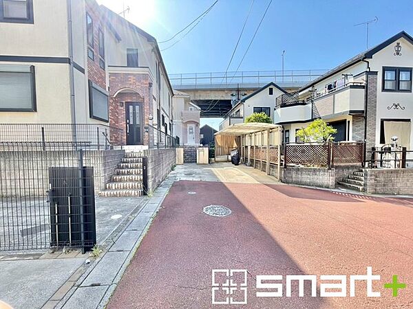 ～十分な広さのある前面道路～ ・前面道路は約6ｍございますので、お車でのすれ違いも楽々で余計なストレスがかかりません。 ・日々お車での移動が多い方には大切なポイントですね。