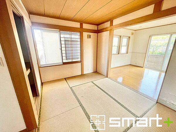 ～「和みの部屋」和室をご用意～ ・ゴロンと寝転がったり、お子様のいるご家庭ではお子様を寝かしつけたり、などご活用いただける和室をご用意。 ・やはり畳の香りは心が落ち着きますね。
