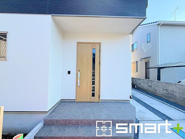 ~お住まいの顔「玄関」~ ・玄関ドアの上にはもちろん軒がございますので、雨の日でも濡れずに鍵の開閉が可能です。 ・鍵は防犯性に優れたディンプルキーを採用。