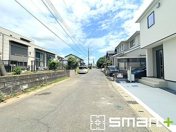 ～十分な広さのある前面道路～ ・前面道路は約6ｍございますので、お車でのすれ違いも楽々で余計なストレスがかかりません。 ・日々お車での移動が多い方には大切なポイントですね。 