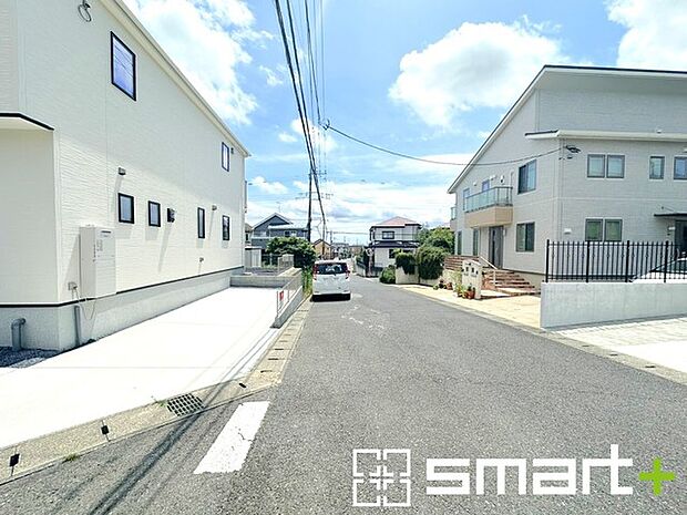 ～閑静な住宅街の立地～ ・周辺は閑静な住宅街となっておりますので、静かな暮らしをご実現いただけます。 ・前面道路の交通量も多くないので、小さなお子様がいるご家庭でもご安心ですね。 