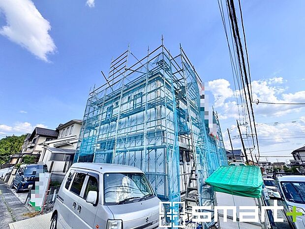 ~ベタ基礎でしっかりとした土台~ ・コンクリートの中に鉄筋を配し強度を高めた「ベタ基礎」を採用。 ・しっかりとした土台を造ったうえで、その上に建物が築造されていきます。