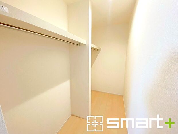 ~憧れのウォークインクローゼット~ ・居室にウォークインを設ける事で季節ものや趣味の用具などもスッキリと収納可能です。 ・ぜひ現地でその便利さをご体感くださいませ。
