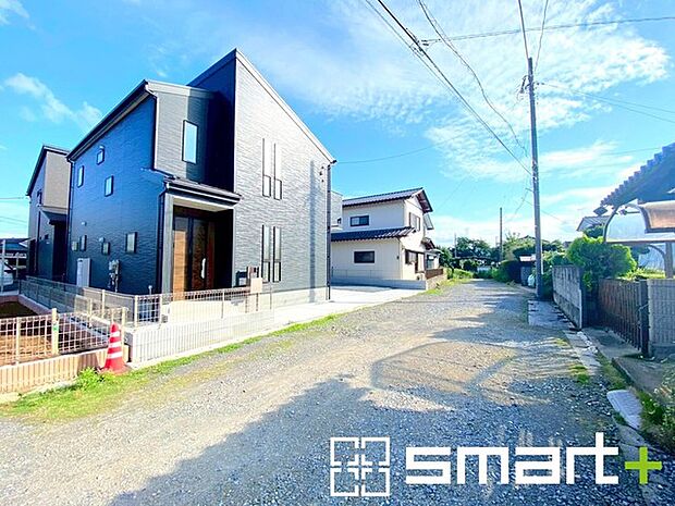 ~閑静な住宅街の立地~ ・周辺は閑静な住宅街となっておりますので、静かな暮らしをご実現いただけます。 ・前面道路の交通量も多くないので、小さなお子様がいるご家庭でもご安心ですね。