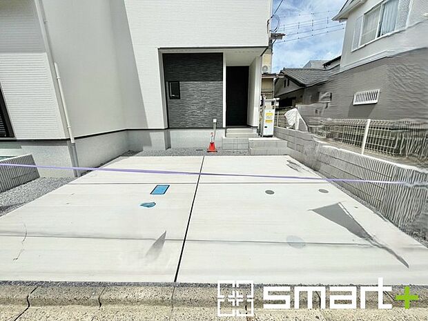 ~ゆとりあるカースペース~ ・セカンドカーや来客時にも困らないカースペース2台分は並列駐車可能でお車の出し入れもラクラク。 ・自転車やバイク、物置などもおける余裕の広さです。