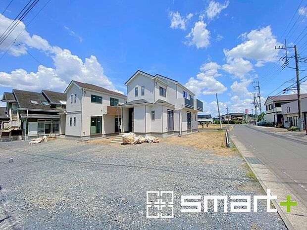 ~閑静な住宅街の立地~ ・周辺は閑静な住宅街となっておりますので、静かな暮らしをご実現いただけます。 ・前面道路の交通量も多くないので、小さなお子様がいるご家庭でもご安心ですね。