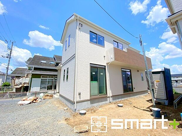 ~ベタ基礎でしっかりとした土台~ ・コンクリートの中に鉄筋を配し強度を高めた「ベタ基礎」を採用。 ・しっかりとした土台を造ったうえで、その上に建物が築造されていきます。