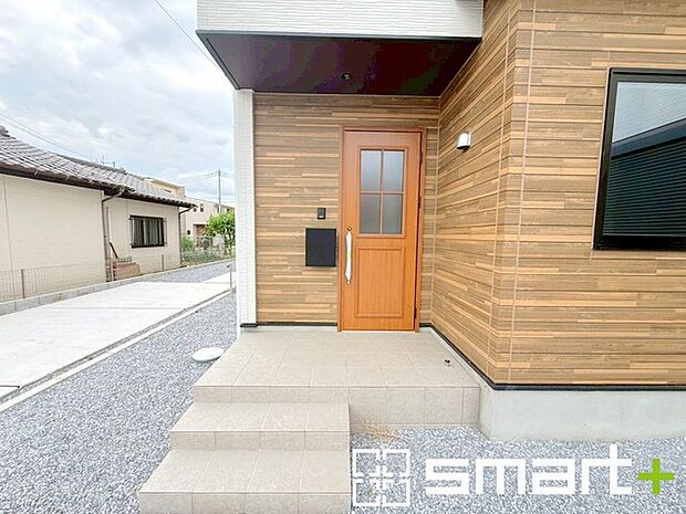 ～お住まいの顔「玄関」～ ・玄関ドアの上にはもちろん軒がございますので、雨の日でも濡れずに鍵の開閉が可能です。 ・鍵は防犯性に優れたディンプルキーを採用。 