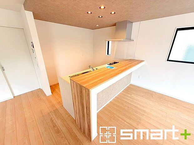 ～使い勝手の良いシステムキッチン～ ・料理がしやすい設計のキッチンでお料理もはかどりますね。 ・もちろんキッチン下部は収納になっておりますので、フライパンなども収納可能です。 