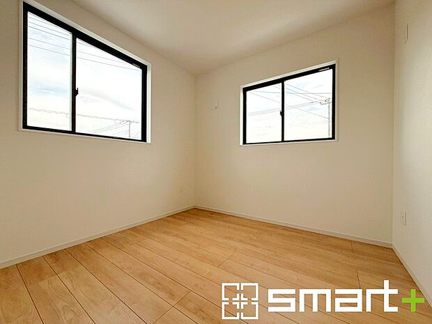 ～2面採光の明るいお部屋～ ・洋室は2面採光とする事で穏やかな陽の入る明るい空間となっております。 ・くつろぎのプライベート時間を明るい空間で穏やかにお過ごしいただけます。 