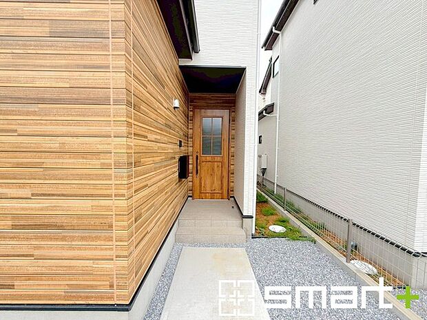～お住まいの顔「玄関」～ ・玄関ドアの上にはもちろん軒がございますので、雨の日でも濡れずに鍵の開閉が可能です。 ・鍵は防犯性に優れたディンプルキーを採用。 