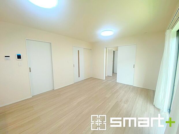 ～余裕の空間が広がるＬＤＫ～ ・16.5帖あるＬＤＫはご家族団らんのお時間を余裕の広さで演出してくれます。 ・ご内覧の際は家具の配置などもイメージしながらご覧くださいませ。 