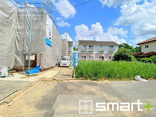 ~閑静な住宅街の立地~ ・周辺は閑静な住宅街となっておりますので、静かな暮らしをご実現いただけます。 ・前面道路の交通量も多くないので、小さなお子様がいるご家庭でもご安心ですね。