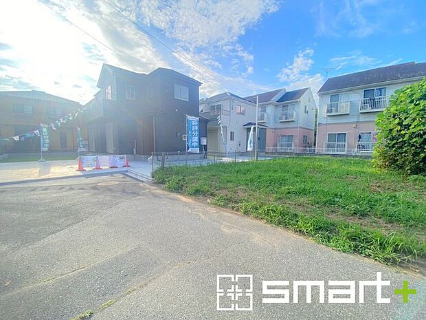 ～閑静な住宅街の立地～ ・周辺は閑静な住宅街となっておりますので、静かな暮らしをご実現いただけます。 ・前面道路の交通量も多くないので、小さなお子様がいるご家庭でもご安心ですね。 