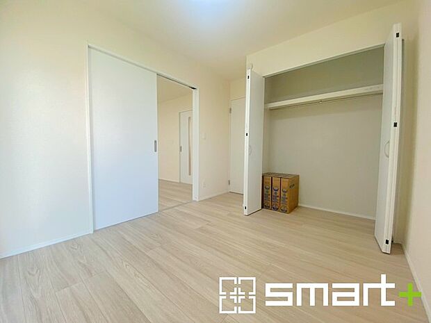 ～2面採光の明るいお部屋～ ・洋室は2面採光とする事で穏やかな陽の入る明るい空間となっております。 ・くつろぎのプライベート時間を明るい空間で穏やかにお過ごしいただけます。 