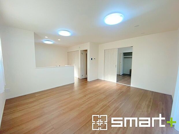 ~オプション施行もお任せください~ ・フローリングの変色など劣化を軽減し、水をこぼした場合などにも防いでくれるフロアコーテイングが人気となっております。 ・オプション施行もお任せください。