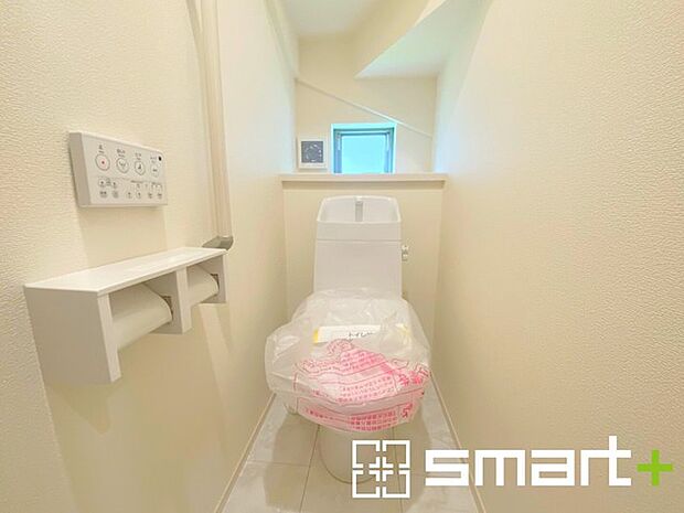 ~やはり便利なタンク式トイレ~ ・最近はタンクレストイレもございますが、タンク式の場合は停電時もお水を流すことが可能。 ・故障時なども比較的費用が安くなるなど、メリットが多くなります。