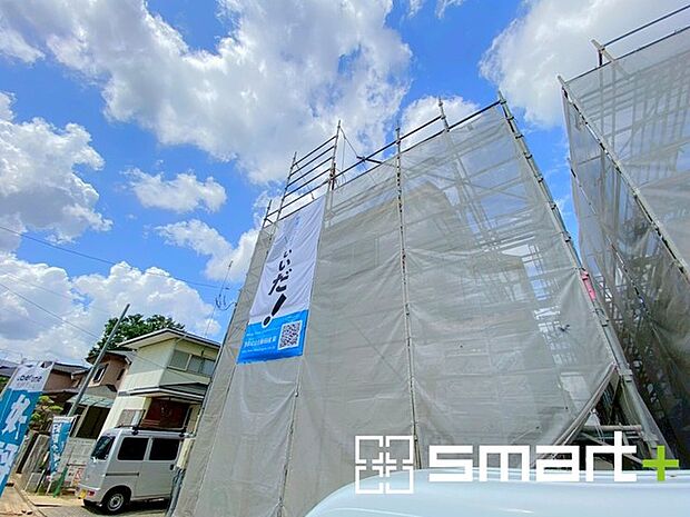 ~ベタ基礎でしっかりとした土台~ ・コンクリートの中に鉄筋を配し強度を高めた「ベタ基礎」を採用。 ・しっかりとした土台を造ったうえで、その上に建物が築造されていきます。