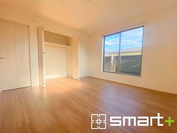 ~2面採光の明るいお部屋~ ・洋室は2面採光とする事で穏やかな陽の入る明るい空間となっております。 ・くつろぎのプライベート時間を明るい空間で穏やかにお過ごしいただけます。