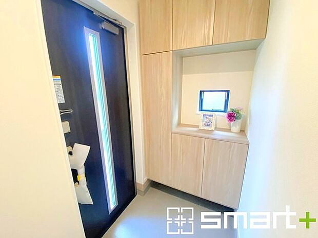 ~穏やかな陽が入る玄関~ ・玄関ドアにガラス部分を設ける事で穏やかな陽の入る玄関になります。 ・飾り棚としても演出できるコの字型のシューズボックスは大容量の収納力。