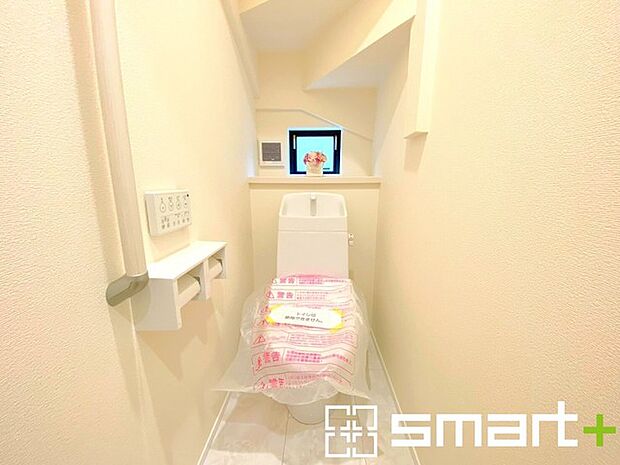 ~小窓付きの明るいトイレ~ ・使用後や掃除の際には新鮮な空気を取り込み換気ができます。 ・背面のスペースにちょっとした棚を設置すれば、トイレットペーパーのストックなども置けますね。