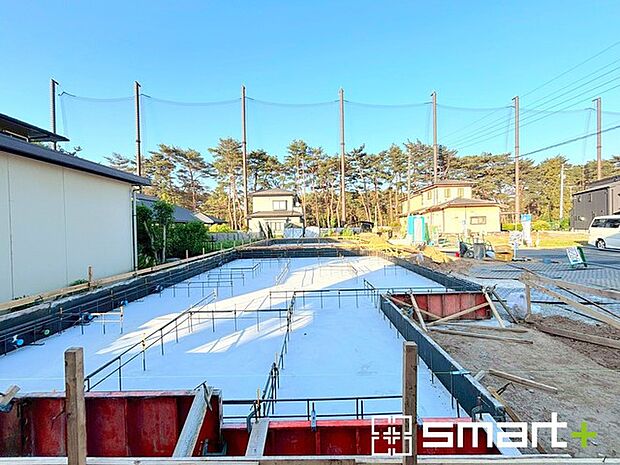 ~ベタ基礎でしっかりとした土台~ ・コンクリートの中に鉄筋を配し強度を高めた「ベタ基礎」を採用。 ・しっかりとした土台を造ったうえで、その上に建物が築造されていきます。