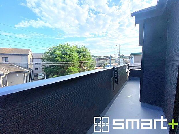 ~洗濯物も干しやすいバルコニー~ ・陽当たり良好な南側のバルコニーは2部屋から出入りができて毎日のお洗濯も快適。 ・テラス屋根等のオプションもお気軽にご相談くださいませ。